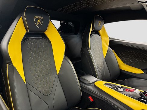 Used 2024 Lamborghini Revuelto image 17