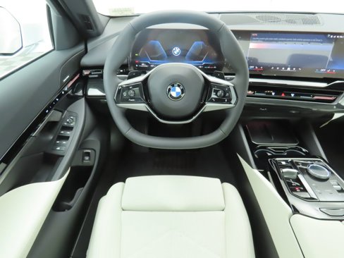 Used 2025 BMW 530i image 11