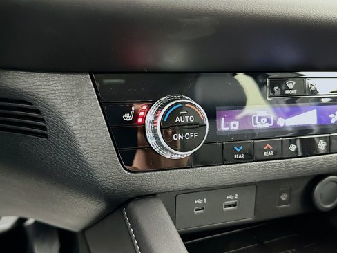 New 2024 Mitsubishi Outlander SEL image 25