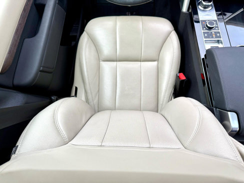 Used 2020 Land Rover Discovery HSE image 32