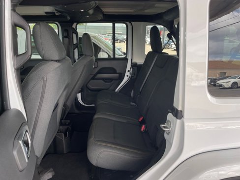 Used 2025 Jeep Wrangler Sahara image 24
