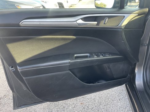 Used 2018 Ford Fusion SE image 11