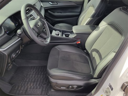 Used 2024 Jeep Grand Cherokee Altitude image 10