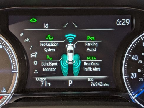 Used 2022 Toyota Venza XLE image 16