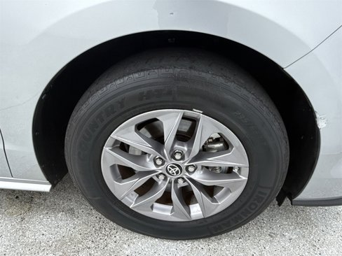 Used 2022 Toyota Sienna LE image 48
