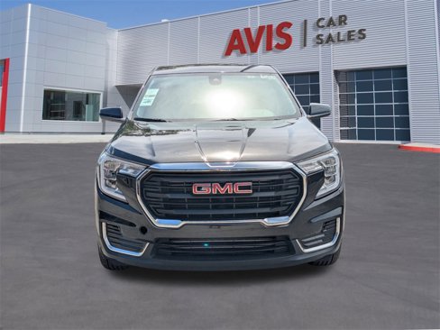 Used 2024 GMC Terrain SLE image 2