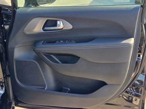 New 2026 Chrysler Pacifica Select image 4