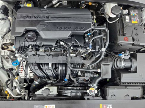 Certified 2025 Hyundai Elantra SE image 14