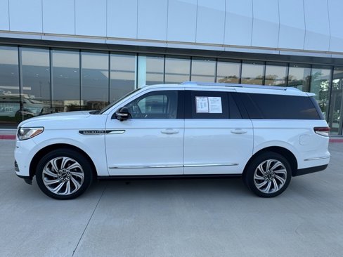 Used 2023 Lincoln Navigator L Reserve image 2