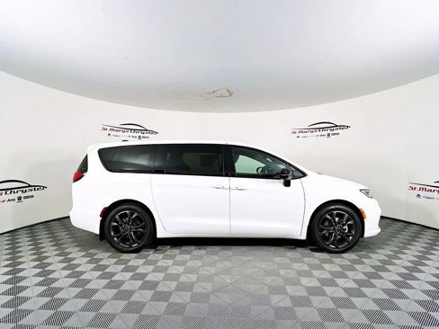 New 2026 Chrysler Pacifica Select image 9