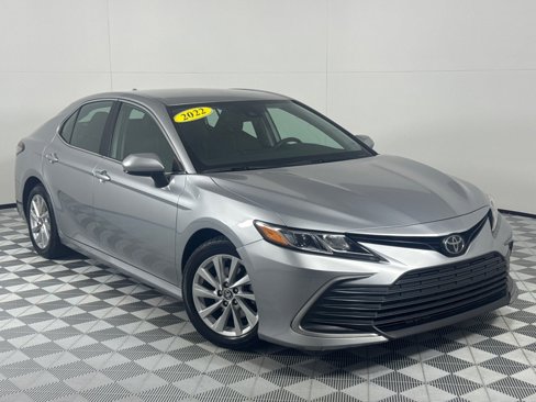Used 2022 Toyota Camry LE image 2