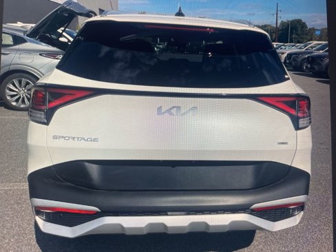 Used 2023 Kia Sportage EX image 3