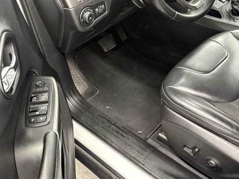 Used 2019 Jeep Cherokee Latitude Plus w/ Trailer Tow Group image 11