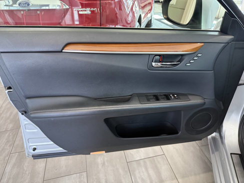 Used 2014 Lexus ES 300h image 17