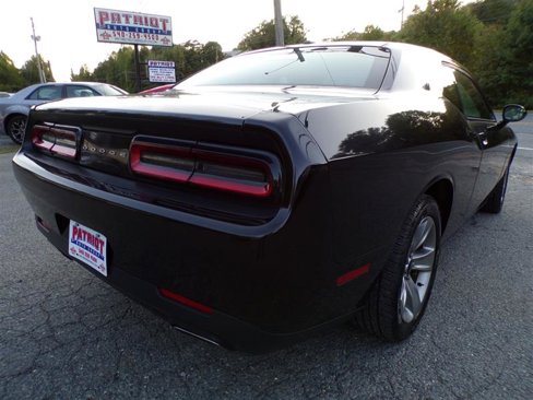 Used 2016 Dodge Challenger SXT image 9