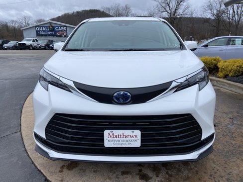 Used 2024 Toyota Sienna LE image 3