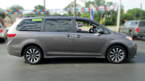 Used 2019 Toyota Sienna LE image 3