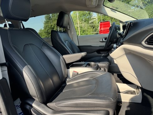 Used 2022 Chrysler Pacifica Touring-L image 16