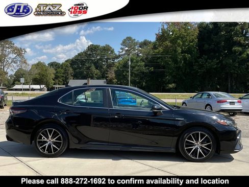Used 2021 Toyota Camry SE w/ Cold Weather Package image 8