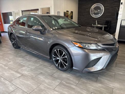 Used 2018 Toyota Camry SE image 3