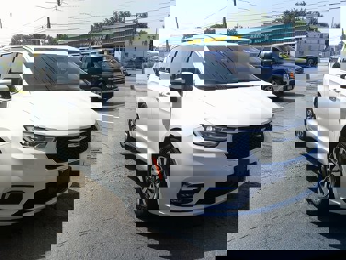Used 2023 Chrysler Pacifica Touring-L image 7