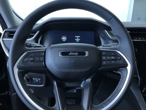 Used 2023 Jeep Grand Cherokee Laredo image 25