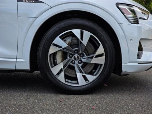 Used 2022 Audi e-tron Premium w/ Convenience Plus Package image 38