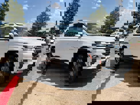 Used 2023 Chevrolet Traverse LT image 5