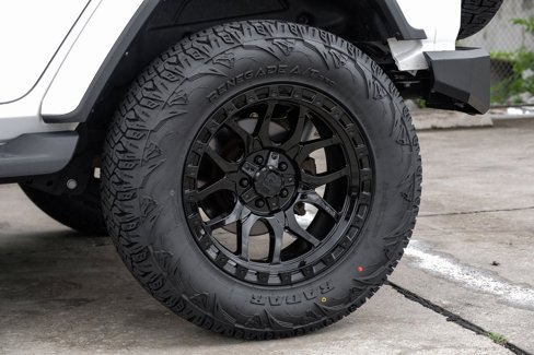 Used 2022 Jeep Wrangler Unlimited Sahara w/ Cold Weather Group image 9