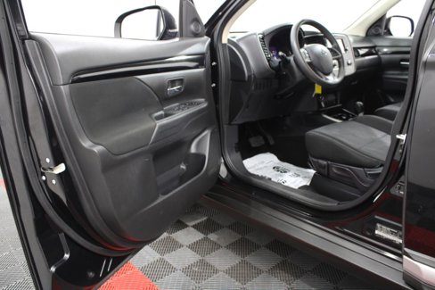 Used 2020 Mitsubishi Outlander ES image 11
