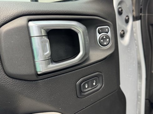 Used 2022 Jeep Wrangler Unlimited Sahara image 12