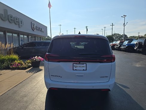 New 2026 Chrysler Pacifica Limited image 7