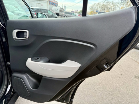 Used 2024 Hyundai Venue SEL image 13