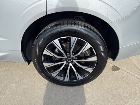 Certified 2025 Volvo XC60 B5 Plus image 13