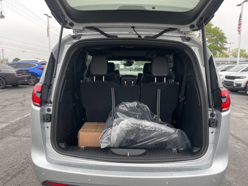 New 2026 Chrysler Pacifica Limited w/ Uconnect Theater Family Group image 33