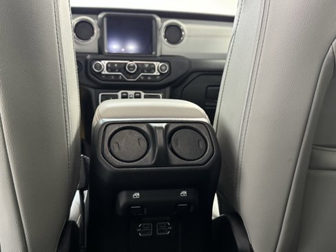 Used 2022 Jeep Wrangler Unlimited Sahara image 32
