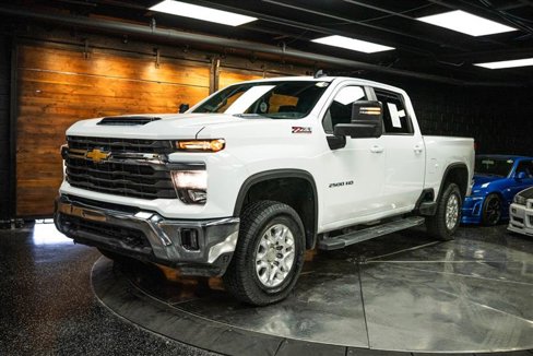 Used 2024 Chevrolet Silverado 2500 LT image 2