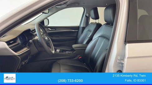 Used 2023 Jeep Grand Cherokee Limited w/ Black Appearance Package image 14