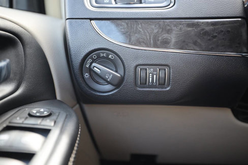 Used 2015 Chrysler Town & Country Touring image 17