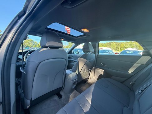 Used 2024 Hyundai Elantra SEL w/ Convenience Package image 16