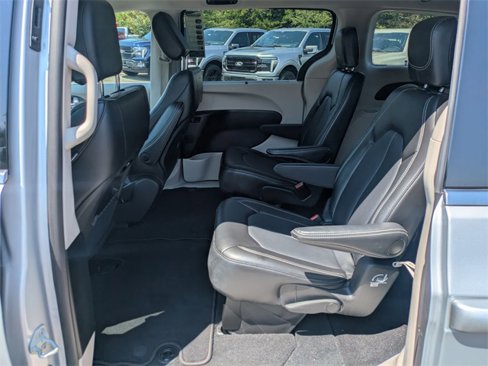 Used 2024 Chrysler Pacifica Touring-L image 22