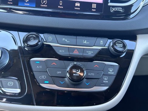 Used 2022 Chrysler Pacifica Touring-L image 16