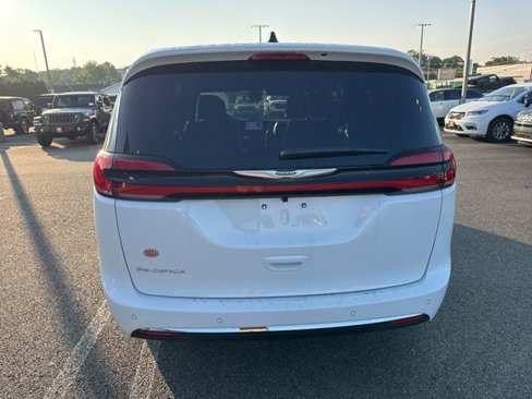 New 2026 Chrysler Pacifica Select image 4