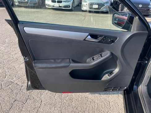 Used 2017 Volkswagen Jetta SE image 16
