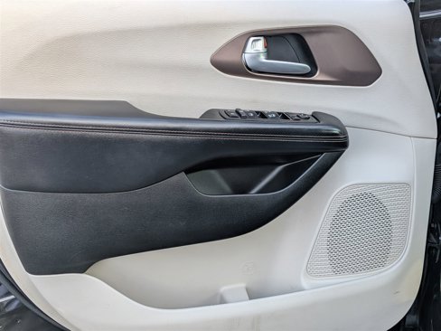 Used 2018 Chrysler Pacifica Touring-L image 12