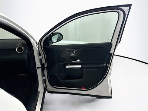 Used 2025 Mercedes-Benz GLA 250 image 34