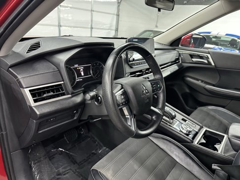 Used 2024 Mitsubishi Outlander SE image 16