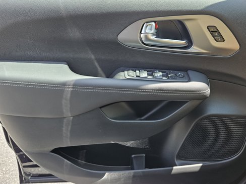 New 2026 Chrysler Pacifica Select image 15