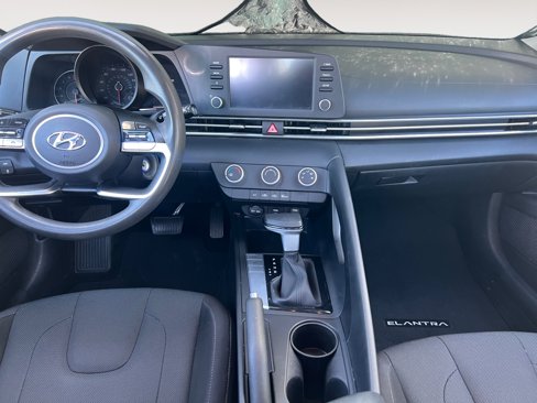 Used 2023 Hyundai Elantra SE w/ Preferred Accessory Package image 10
