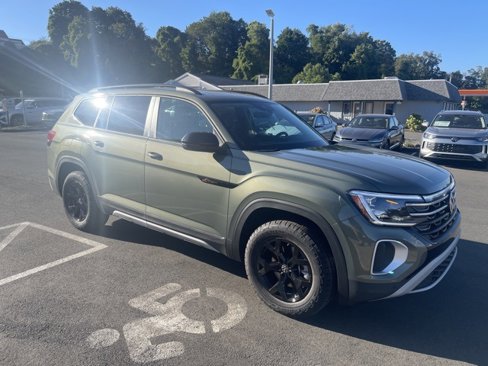 New 2025 Volkswagen Atlas Peak Edition SE image 4